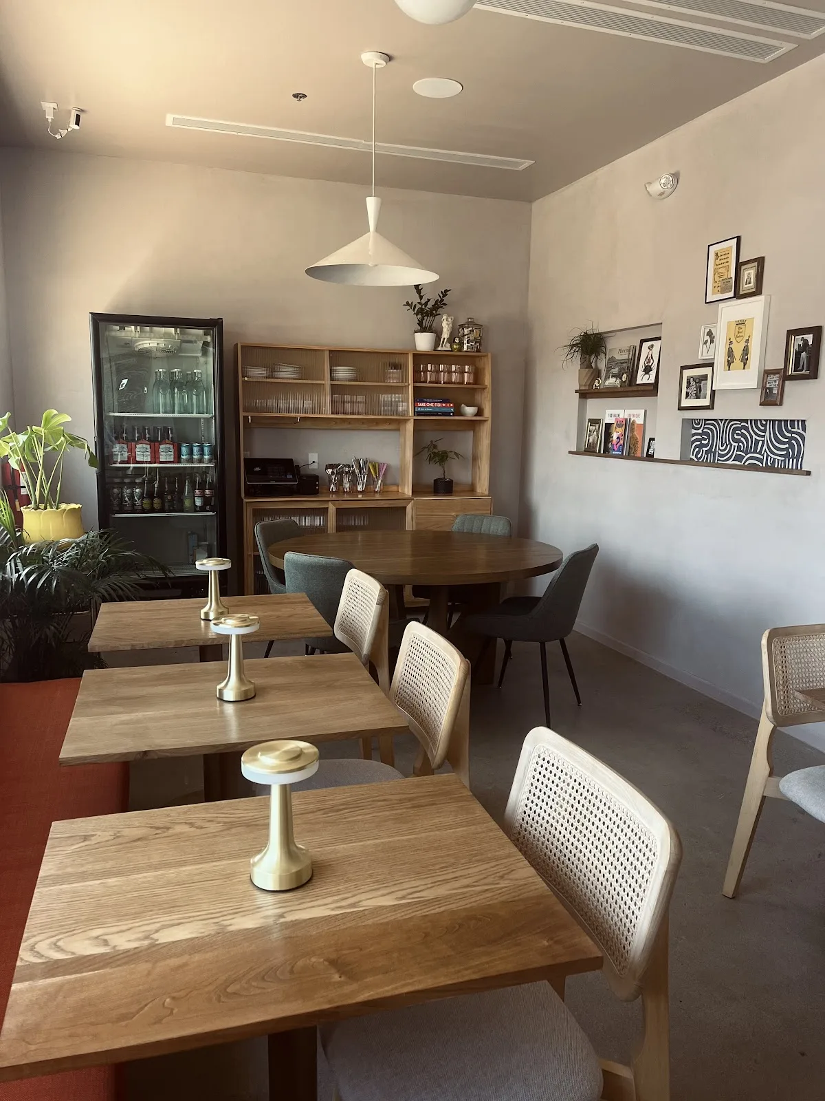 kid sister A WINE BAR